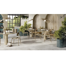 Innenraum mit Tischen, Stühlen und Bodenfliesen in Steinoptik für ein modernes Ambiente