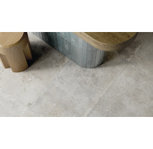 Fliesen in einem hellen Farbton mit Stuhl und Tisch