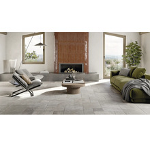 Heller Wohnraum mit Fliesenboden, Kamin, Sofa und Sessel