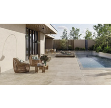 Terrasse mit Steinplatten, Gartenmöbeln und Pool