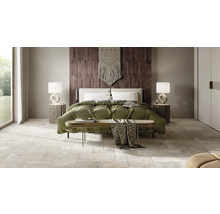 Schlafzimmer mit Bett, Nachttischen, Lampen und Dekoration