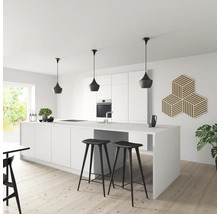 Helle Küche mit Kochinsel, Barhockern und Pendelleuchten