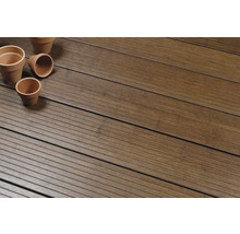 Terrassendielen aus Holz und drei Tontöpfe.