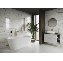 Helles Badezimmer mit freistehender Badewanne, Waschtisch und Marmorfliesen