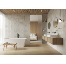 Helles Badezimmer mit freistehender Badewanne, Waschtisch mit zwei Waschbecken, Spiegeln und Holzdetails.