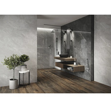 Modernes Badezimmer mit grauen Fliesen, Holzfußboden und Waschtisch