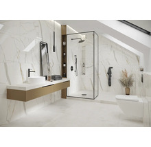 Helles Badezimmer mit Dusche, Waschtisch und Toilette vor weißem Marmorhintergrund