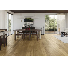 Helles Wohnzimmer mit Holzboden, Esstisch und Stühlen