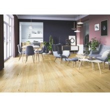 Heller Wohnraum mit Holzboden, Esstisch und Sitzecke