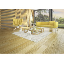 Helles Wohnzimmer mit Holzfußboden, gelbem Sofa, Sessel und Couchtisch