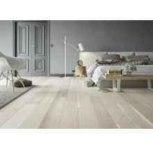 Heller Holzboden in einem Schlafzimmer mit Bett und Stuhl