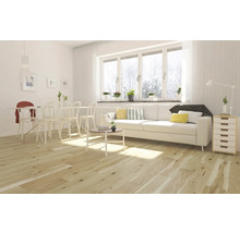 Heller Wohnraum mit Holzboden, Sofa, Esstisch und Fenster