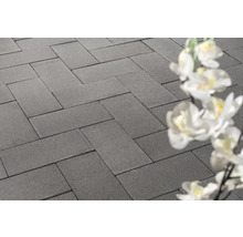 Graue Pflastersteine im Fischgrätenmuster