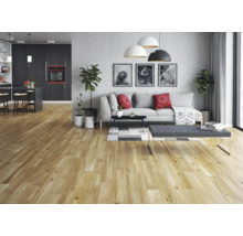 Heller Holzboden in einem Wohnzimmer mit Sofa, Tisch und Pflanzen