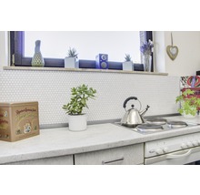 Küchenszene mit Herd, Arbeitsplatte, Fliesen und Dekorationen