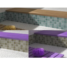 Badezimmerdetails mit Fliesenmuster und Badematte