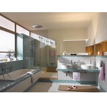 Badezimmer mit Badewanne, Dusche, Waschbecken und Fliesen