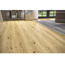 Helle Holzbodenfläche in einem Wohnraum mit Regalen und Dekorationen