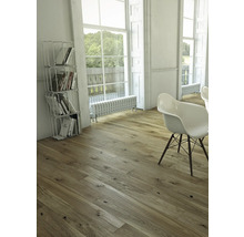 Heller Raum mit Holzboden, Bücherregal und Stühlen