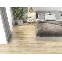 Schlafzimmer mit hellem Holzboden, Bett, Nachttisch und Topfpflanze