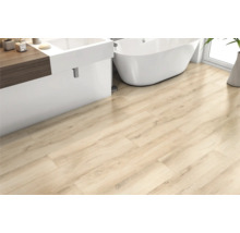 Badezimmer mit hellem Holzboden