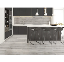 Moderne Küche mit dunklen Schränken, Kücheninsel mit Barhockern und hellem Holzboden