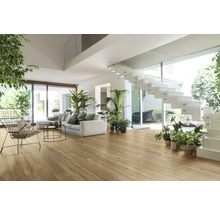 Heller Wohnraum mit Holzboden, Sofa und Treppe