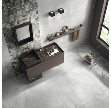 Helles Badezimmer mit Waschbecken, Spiegel, Ablagefläche, Handtuch und Stuhl