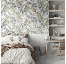 Schlafzimmer mit floral gemusterter Wand, Bett und Schreibtisch.