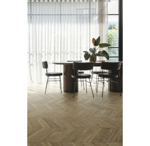 Esszimmer mit Holzboden im Fischgrätmuster, Tisch und Stühlen