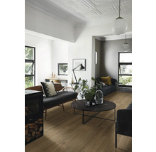 Wohnzimmer mit Holzboden, Kamin, Sofa und Couchtisch