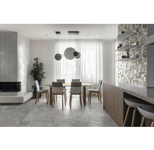 Helles Wohnzimmer mit Esstisch, Stühlen, Kamin und dekorativer Wandgestaltung