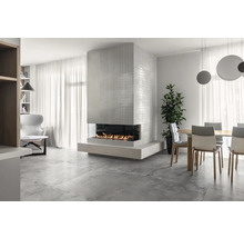 Heller Wohnraum mit Kamin, Esstisch und Stühlen.