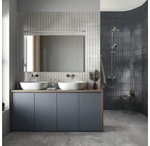 Badezimmer mit Doppelwaschtisch, Spiegel, Armaturen und Dusche mit grauen Fliesen