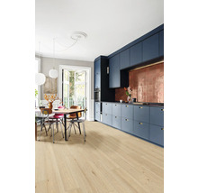 Helle Küche mit Esstisch und blauen Schränken