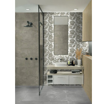 Badezimmer mit Dusche, Waschbecken, Spiegel und floraler Tapete