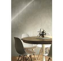 Dekorative Wandfliesen mit vertikalen Linien, kombiniert mit Esstisch und Stühlen