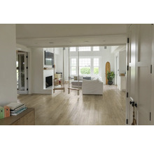 Heller Wohnraum mit Sofa, Kamin und Holzschaukeln