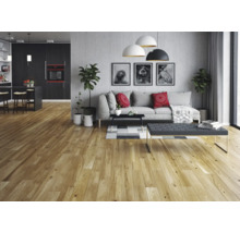 Heller Wohnraum mit Holzboden, Sofa, Tisch und Küchendetails.