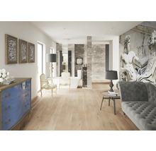 Heller Raum mit Kommode, Stühlen, Sofa und Badezimmer im Hintergrund