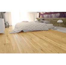 Schlafzimmer mit hellem Holzboden