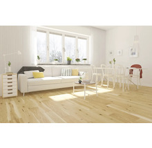 Heller Wohnraum mit Sofa, Esstisch und Holzfußboden für ein modernes Wohnambiente.