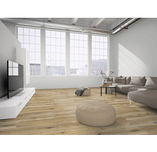 Heller Wohnraum mit Parkettboden, Sofa und Fernseher