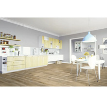 Moderne Küche mit Esstisch und Holzboden.