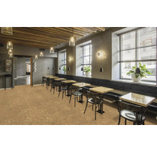 Innenraum mit Tischen, Stühlen und Korkboden