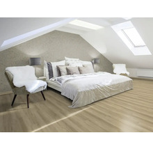 Helles Schlafzimmer im Dachgeschoss mit Dachfenstern, Bett und Stuhl