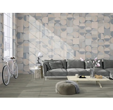 Wohnzimmer mit Sofa, Tisch und Wandtapete mit geometrischem Muster