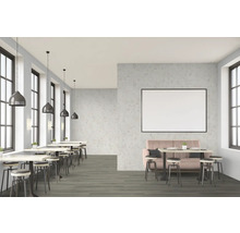 Innenraum eines Restaurants mit Tischen, Stühlen und Pendelleuchten