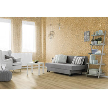 Wohnzimmer mit Sofa, Sessel, Regal und dekorativer Wandgestaltung