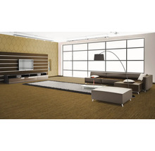 Modernes Wohnzimmer mit braunem Sofa, Couchtisch und TV-Wand